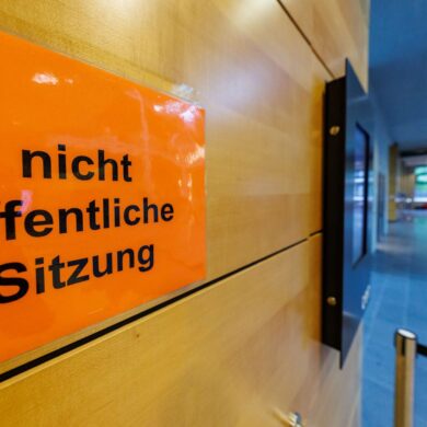 Nach einem tödlichen Kopfschuss auf einen Mitschüler an einer Schule in Unterfranken ist ein 15-Jähriger wegen Mordes zu einer Jugendstrafe von acht Jahren und sechs Monaten Haft verurteilt worden. (Archivfoto)