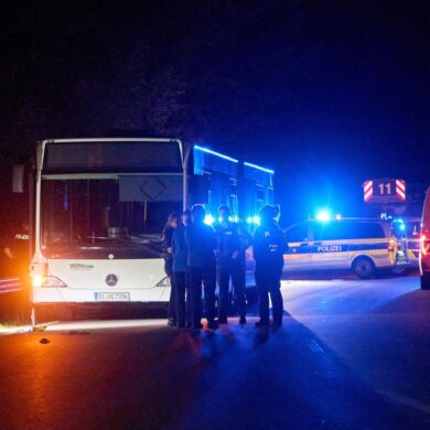 Einsatz in Siegen: Eine Frau verletzt fünf Menschen in einem Bus.