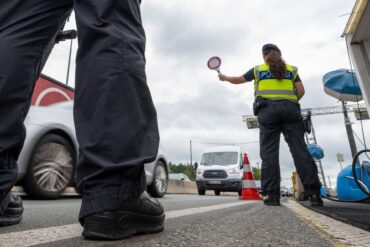 Schleuser nutzen zum Transport von Migranten oft Kleintransporter. (Archivbild)