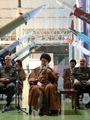 Irans Revolutionsführer Ali Chamenei besucht eine Waffenausstellung der Revolutinsgarden, die eine Angriff auf Israel vorbereiten.