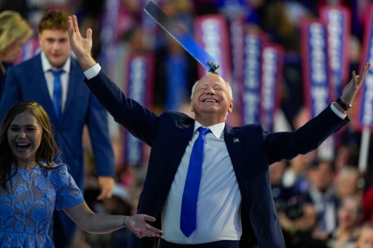«Die Ehre meines Lebens»: Die demokratischen Wahlkampfstrategen inszenieren den 60-jährigen Walz als nahbaren Ex-Lehrer und Ex-Football-Trainer.