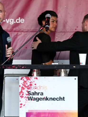 Wagenknecht bei Wahlkampfauftritt mit Farbe bespritzt.