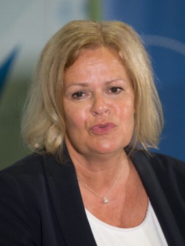 Bundesinnenministerin Nancy Faeser (SPD) hält bei «Compact» an ihrem Kurs fest.