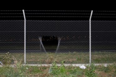 Durch ein Loch im Zaun verschafften sich die Aktivisten Zugang zum Flughafengelände.