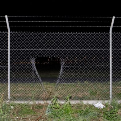Durch ein Loch im Zaun verschafften sich die Aktivisten Zugang zum Flughafengelände.