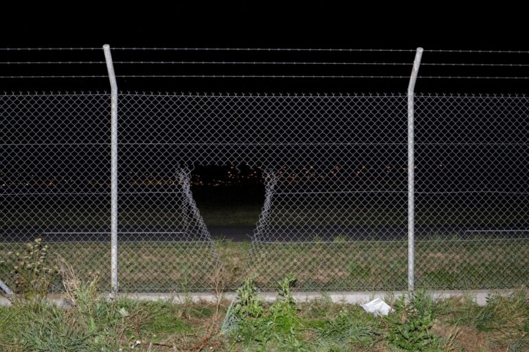 Durch ein Loch im Zaun verschafften sich die Aktivisten Zugang zum Flughafengelände.