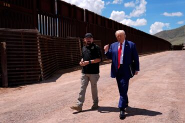 Trump besichtigt die US-Südgrenze zu Mexiko in Sierra Vista im Bundesstaat Arizona.