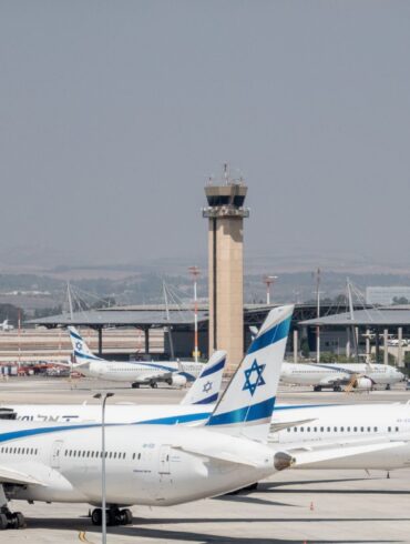 Der Flughafen Ben Gurion leitet einem Bericht zufolge Flüge wegen der Sicherheitslage um. (Archivbild)
