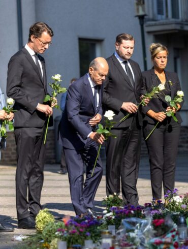 Bundeskanzler Olaf Scholz (SPD) gedenkt in Solingen der Opfer des Anschlags vom 23. August.