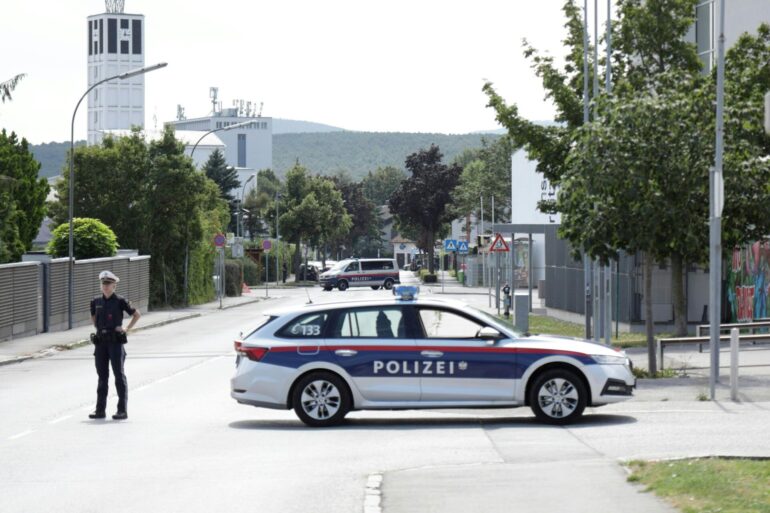 Bei einem stundenlangen Großeinsatz stellte die Polizei chemische Substanzen sicher.