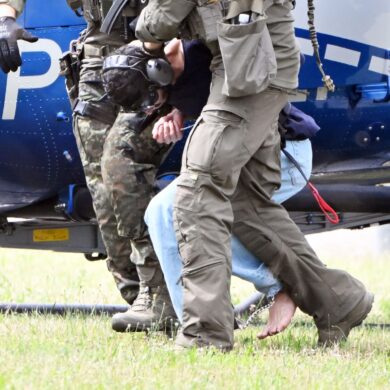 Barfuß brachten Polizisten den Tatverdächtigen zum Ermittlungsrichter am BGH.