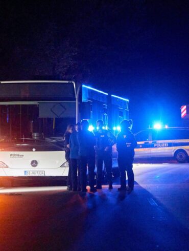 In einem Bus sticht eine Frau auf mehrere Fahrgäste ein, es gibt viele Verletzte.