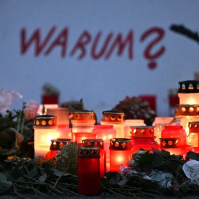 Am Freitagabend waren bei einem Stadtfest im nordrhein-westfälischen Solingen drei Menschen mit einem Messer getötet worden. Laut Experten beginnt eine Radikalisierung oft mit einer Lebenskrise.