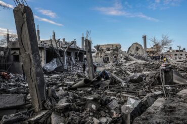 Angriffe auf Wohnhäuser mit Zivilisten sind nach den Genfer Konventionen verboten. Menschen als