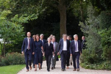 Frankreichs Linksbündnis will, dass ihre Kandidatin Castets Premierministerin wird.