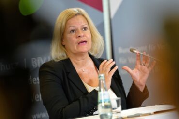 Bundesinnenministerin Nancy Faeser (SPD) über die Länge von Messerklingen: «Sechs Zentimeter ist okay. Das ist ein kleines Obstmesser.»