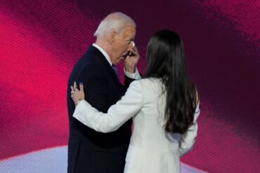 US-Präsident Joe Biden hat sich bei seinem Auftritt beim Parteitag der Demokraten in Chicago emotional gezeigt.