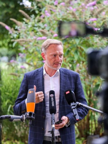Finanzminister Lindner sieht Licht und Schatten bei Haushaltskompromiss.