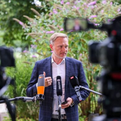 Finanzminister Lindner sieht Licht und Schatten bei Haushaltskompromiss.