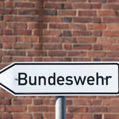 Nach Meldungen über Eindringlinge an verschiedenen Standorten hat die Bundeswehr die Sciherheitsvorkehrungen für die Kasernen hochgefahren. (Symbolbild)