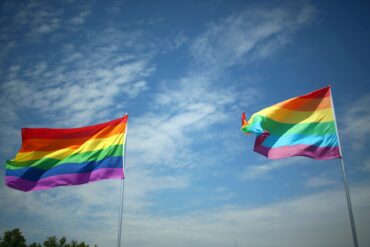 Die Regenbogenflagge gilt als Symbol für Vielfalt und Toleranz. In Neubrandenburg wurde erneut eine solche Fahne entwendet und gegen eine verbotene NS-Flagge ausgetauscht. (Archivbild)
