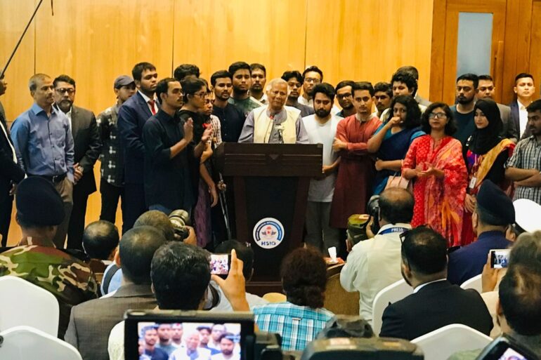 Yunus ist in Bangladesch eingetroffen, um nach dem Rücktritt der autoritären Ministerpräsidentin Hasina eine Übergangsregierung zu leiten.
