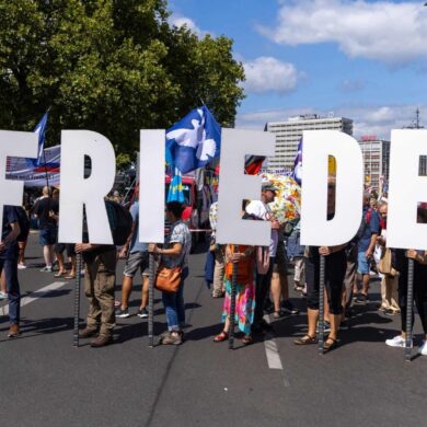 Unterstützer bei der Demo der Querdenkerbewegung namens «Einigkeit und Recht und Freiheit - der Umzug».