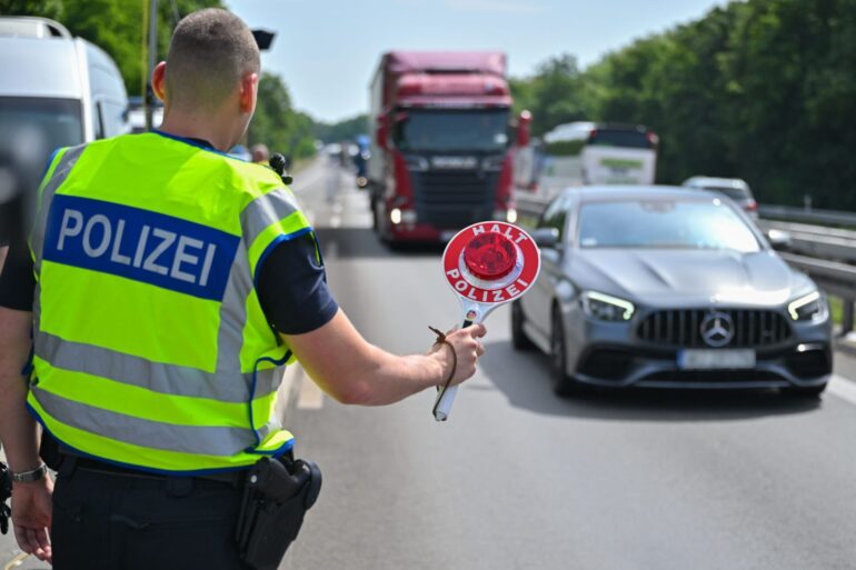 Bei der Begrenzung der irregulären Migration setzt die Union auf Zurückweisungen an der Grenze. (Symbolbild)