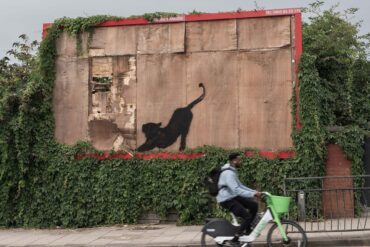 Tierisch Entspannung. Ein neues Motiv des Künstlers Banksy zeigt eine Katze.