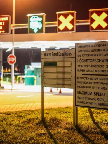 Wegen einer möglichen Bedrohung wurden alle Mitarbeiter, die nicht für den Einsatz benötigt werden, von der Nato-Base in Geilenkirchen nach Hause geschickt.