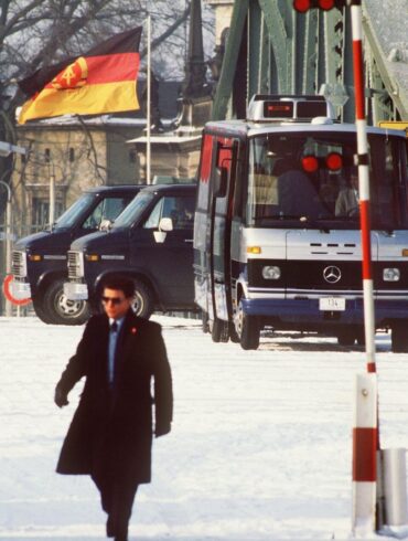 Hier fanden spektakuläre Gefangenenaustausche zwischen Ost und West statt: Die Glienicker Brücke (hier ein Archvilbild von 1986) verbindet West-Berlin mit dem damaligen DDR-Bezirk Potsdam.