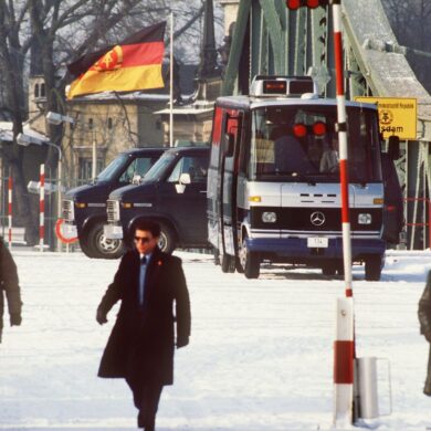 Hier fanden spektakuläre Gefangenenaustausche zwischen Ost und West statt: Die Glienicker Brücke (hier ein Archvilbild von 1986) verbindet West-Berlin mit dem damaligen DDR-Bezirk Potsdam.