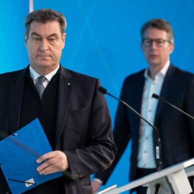 Für Markus Blume (r) ist das Rennen noch offen: Wird sein Chef Markus Söder (l) Kanzlerkandidat der Union? (Archivbild)