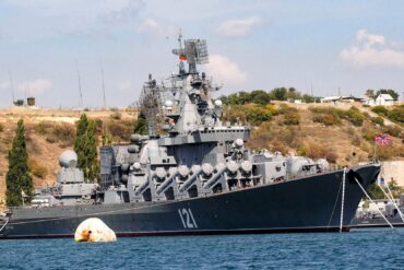 Der russische Raketenkreuzer "Moskwa", das Flaggschiff der russischen Schwarzmeerflotte, wurde nach ukrainischen Angaben kurz nach Kriegsbeginn mit einer Neptun-Rakete versenkt. Nun soll diese Rakete bei einem Angriff auf eine Treibstofffähre im Hafen Kawkas eingesetzt worden sein. (Archivbild)