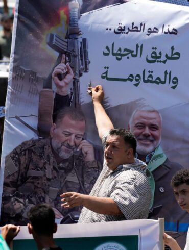 Israelische Medien berichteten, die Polizei ermittle, ob Sabri im Freitagsgebet zu Gewalt aufgehetzt habe.