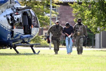 Der Tatverdächtliche wurde in Karlsruhe von bewaffneten Polizisten in Spezialausrüstung vom Helikopter zu einer Wagenkolonne gebracht.