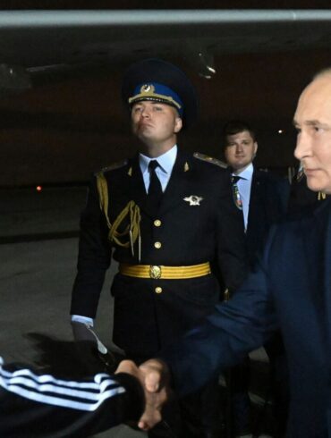 Russlands Präsident Putin begrüßt den freigelassenden Krassikow.