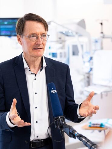 Das RKI gibt Empfehlungen, die politische Verantwortung liegt beim Ministerium, sagt Gesundheitsminister Lauterbach.