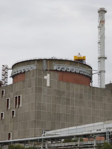 Immer wieder im Visier der Kriegsgegner: Das Atomkraftwerk Saporischschja in der Südukraine. (Archivbild)