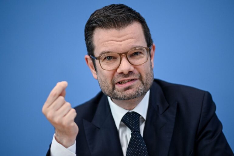 «Es wird keine Befugnisse zum heimlichen Schnüffeln in Wohnungen geben», sagt Justizminister Marco Buschmann. (Archivbild)