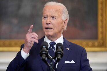 Biden sichert dem Verbündeten Unterstützung zu.