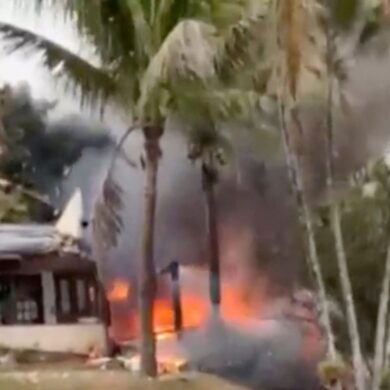 Dieser Ausschnitt aus einem Video zeigt das Feuer, das von einem Flugzeug ausgeht, das in Vinhedo im brasilianischen Bundesstaat Sao Paulo neben einem Haus abgestürzt ist.