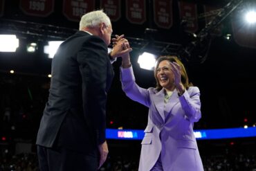 Die demokratische US-Präsidentschaftskandidatin Kamala Harris und ihr Vizepräsidentschaftskandidat Tim Walz stehen beim Parteitag der Demokraten in Chicago im Mittelpunkt. (Archivbild)