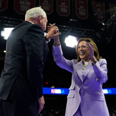 Die demokratische US-Präsidentschaftskandidatin Kamala Harris und ihr Vizepräsidentschaftskandidat Tim Walz stehen beim Parteitag der Demokraten in Chicago im Mittelpunkt. (Archivbild)