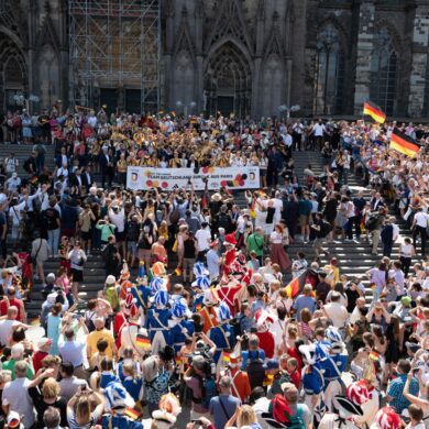 Gruppenfoto des Olympia-Teams vor dem Kölner Dom.