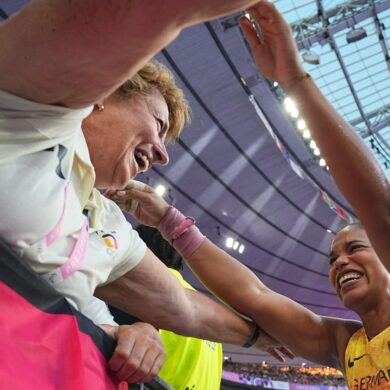 Jubel mit der Trainerin: Yemisi Ogunleye.
