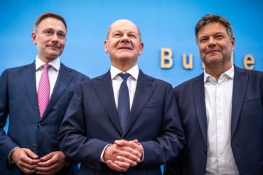 Nach durchverhandelter Nacht waren Kanzler Scholz, Vizekanzler Habeck und Finanzminister Lindner Anfang Juli erstmal erleichtert - jetzt müssen sie bangen, ob ihr Haushalt wirklich steht. (Archivbild)