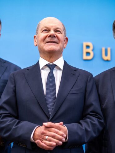 Nach durchverhandelter Nacht waren Kanzler Scholz, Vizekanzler Habeck und Finanzminister Lindner Anfang Juli erstmal erleichtert - jetzt müssen sie bangen, ob ihr Haushalt wirklich steht. (Archivbild)