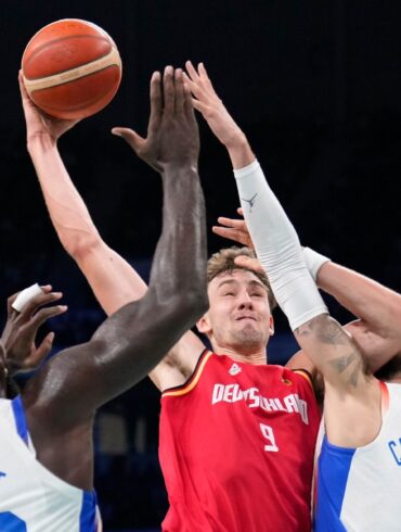 Deutschlands Basketballer um NBA-Star Franz Wagner (Mitte) sind nicht zu stoppen.