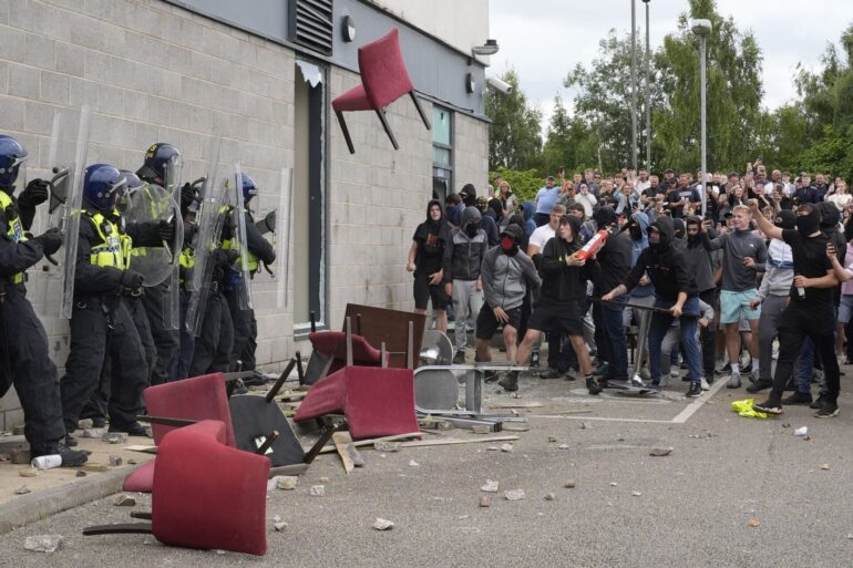 Polizisten wurden mit Stühlen beworfen.
